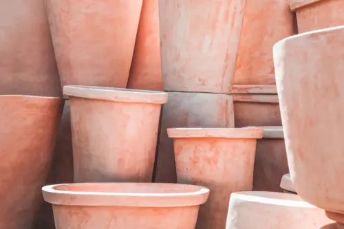 Terracotta, gestapelt. Foto: AdobeStock_Studio Light & Shade