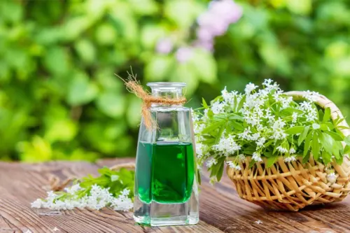 Waldmeistersirup [Foto: AdobeStock_fotoknips]