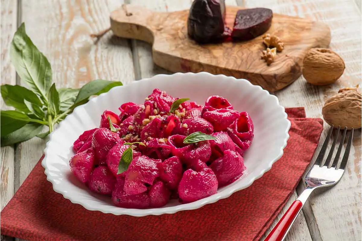 Pink Pasta auf einem Teller – die Sauce aus Hirtenkäse und Rote Bete leuchtet in knalligem Pink. [Foto: AdobeStock_Marco Mayer]