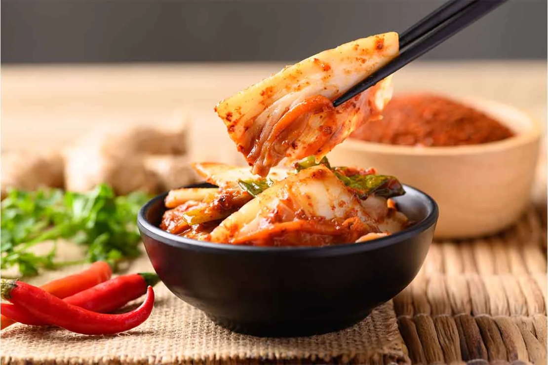 Kimchi fuer Einsteigerinnen und Einsteiger nach einer leichten Variante zubereitet und in einer Schale angerichtet [Foto: AdobeStock_nungning20]