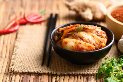 Kimchi Rezept – hier ist das fertige Gericht in einer Schale angerichtet [Foto: AdobeStock_nungning20]