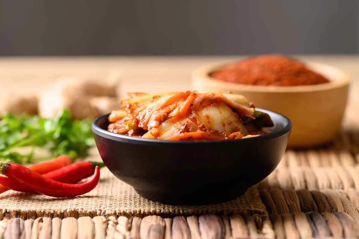 Kimchi in einer braunen Schale [Foto: AdobeStock_nungning20]