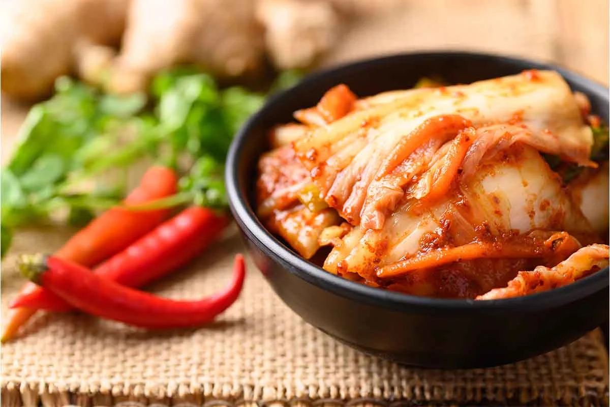 Selbst gemachtes Kimchi in einer Schuessel [Foto: AdobeStock_nungning20]