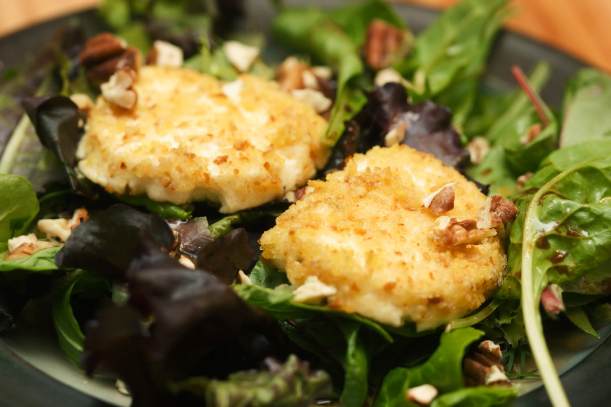 Salat mit gebackenem Ziegenkäse, Birne und Walnüssen | GartenFlora