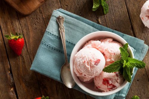Frozen Joghurt mit Erdbeeren angerichtet in einer Schale [Foto: AdobeStock_Brent Hofacker]