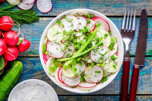 Radieschensalat einfach zubereitet mit Dill und Gurke [Foto: AdobeStock_Nblxer]