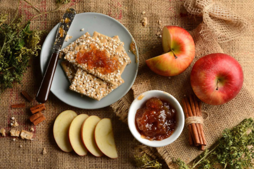 Apfelmarmelade auf einem Tisch neben Aepfeln und Brot [Foto: AdobeStock_al62]