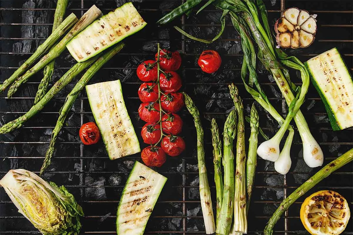 Gemuese grillen – Spargel, Tomaten und Zucchini liegen nebeneinander [Foto: AdobeStock_Natasha Breen]