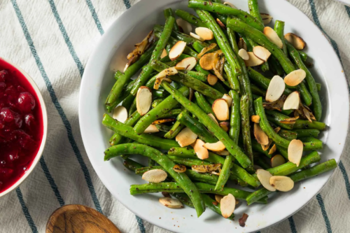 Bohnensalat mit Gartenbohnen und Mandeln [Foto: AdobeStock_Brent Hofacker]