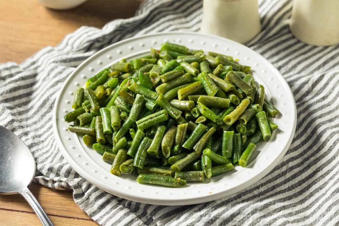 Bohnensalat klassisch zubereitet [Foto: AdobeStock_Brent Hofacker]