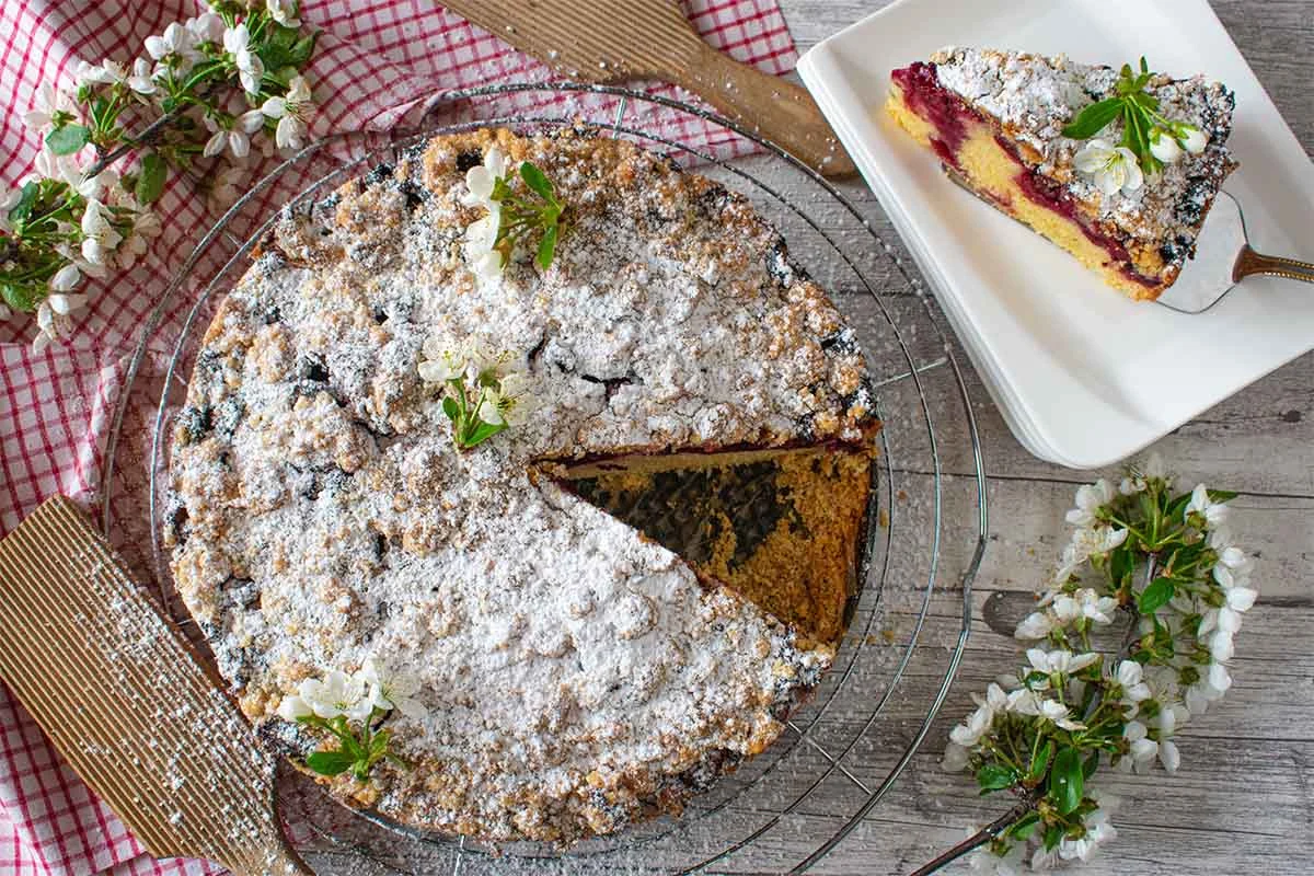 Kirschkuchen mit Puderzucker und Streuseln [Foto: AdobeStock_Angelika Heine]