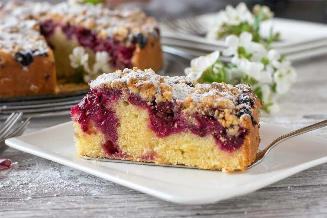 Ein Stueck von einem Kirschkuchen [Foto: AdobeStock_Angelika Heine]