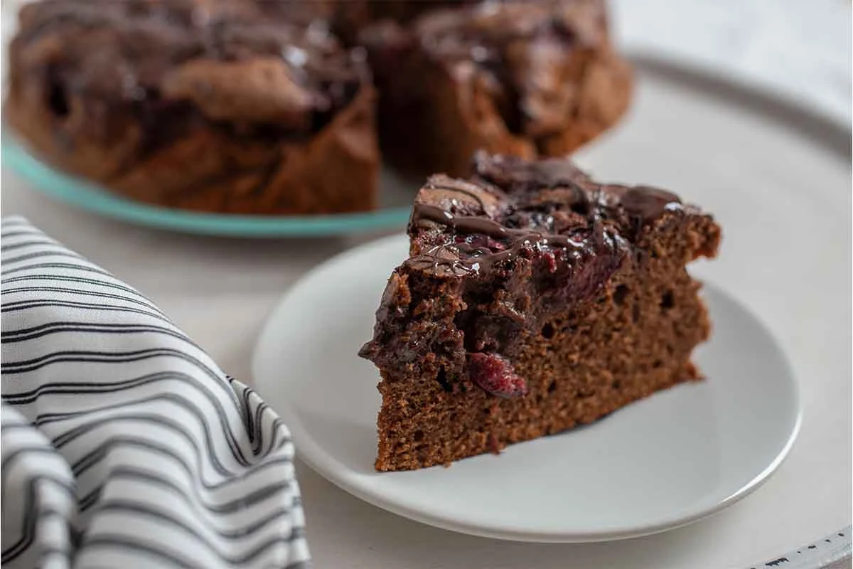 Schoko-Kirsch-Kuchen auf einem Teller  [Foto: AdobeStock_A_Lein]