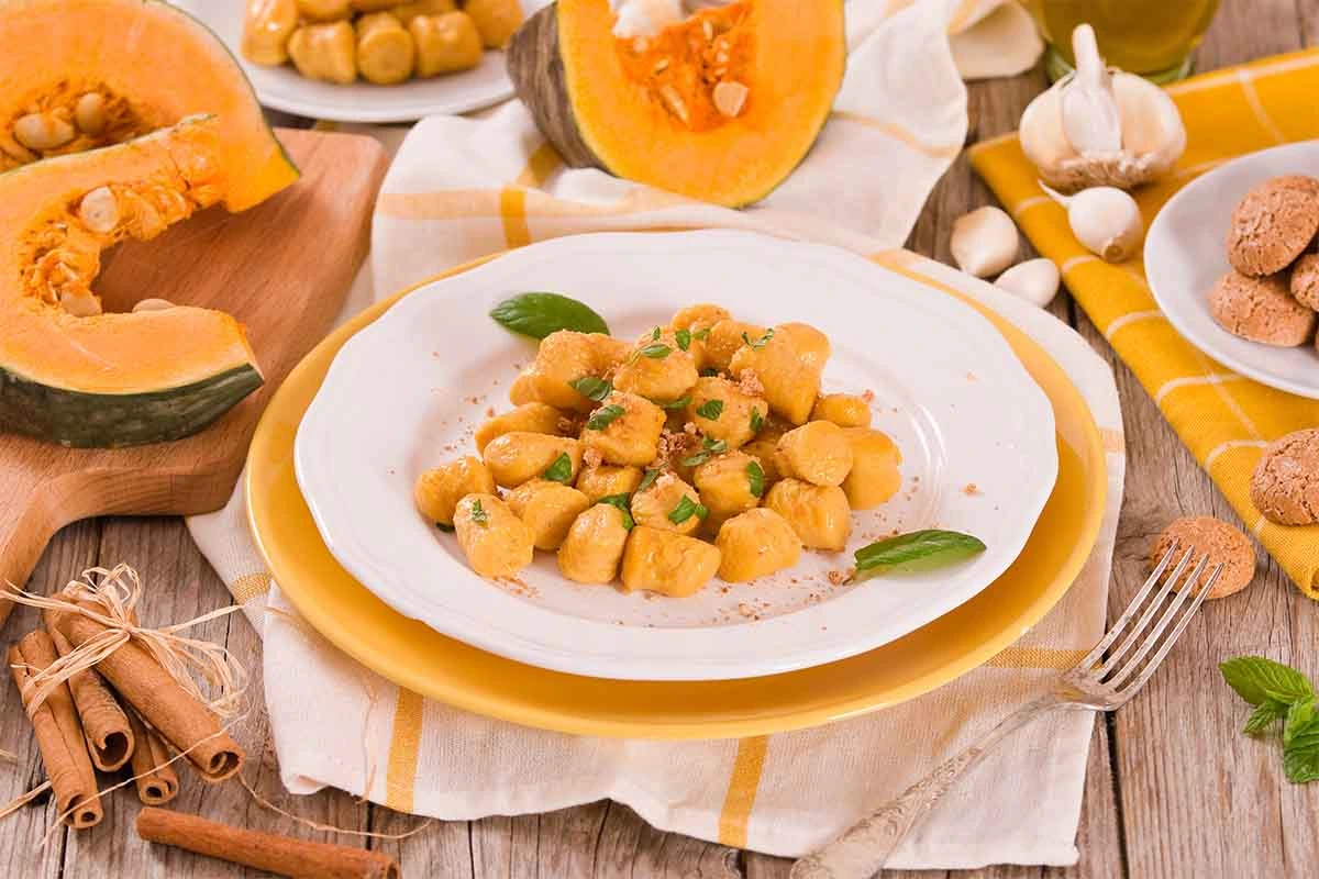 Kuerbis Gnocchi werden auf einem Teller serviert [Foto: AdobeStock_Mi.Ti.]