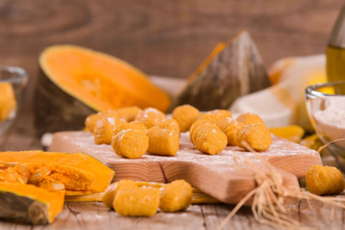 Kuerbis Gnocchi auf einem Holzbrettchen [Foto: AdobeStock_Mi.Ti.]