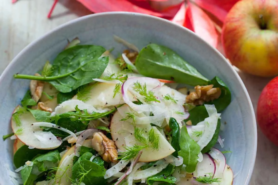 Fenchelsalat mit Apfel und Walnuss auf einem Salatteller [Foto: AdobeStock_Magdalena Bujak]